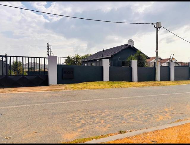 3 BEDROOM PROPERTY TO RENT IN FLEURHOF